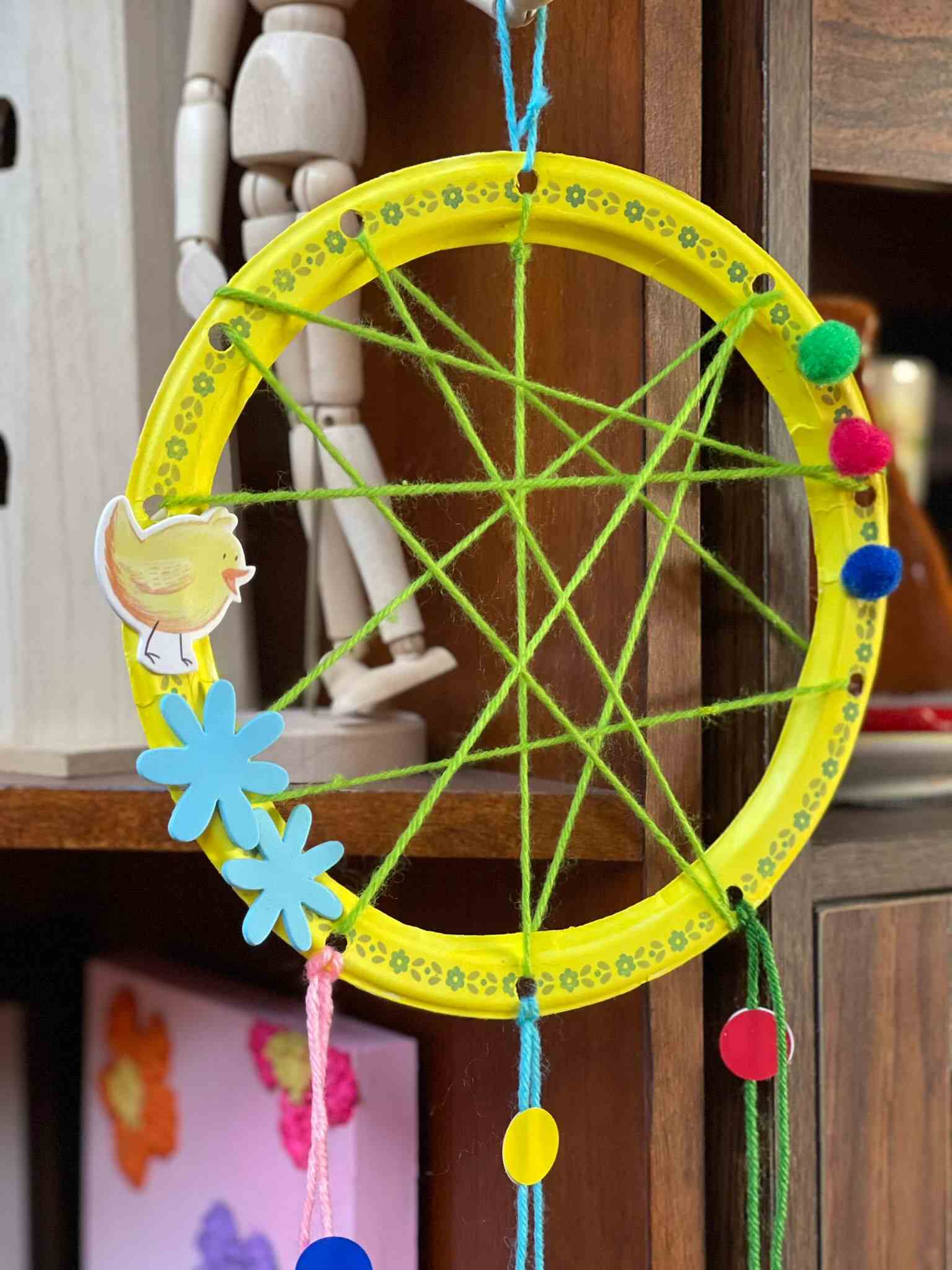 DIY Dreamcatcher with Paper Plates and Wool